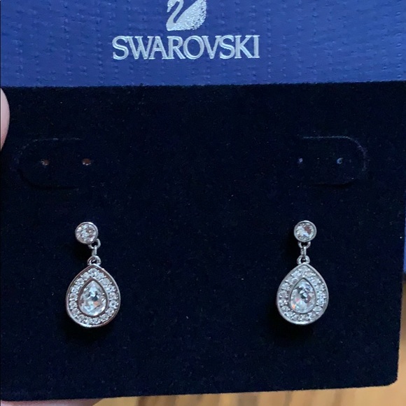 Swarovski crystal halo earrings. Brand new. - Picture 4 of 4